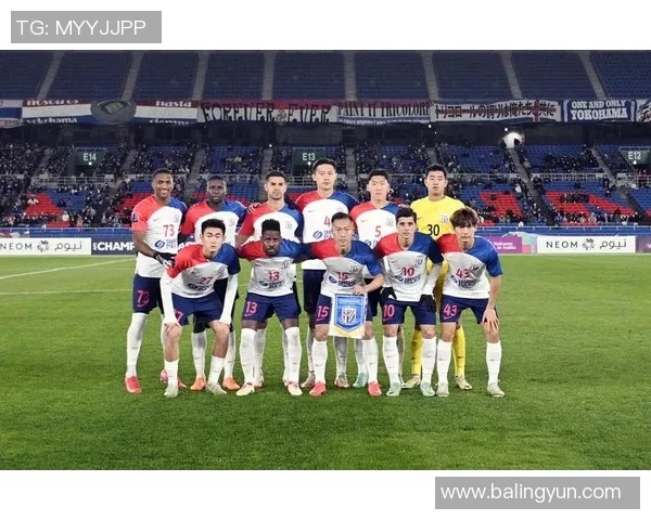 足球明星在幕后打牌的秘密生活与竞技场上的光辉对比